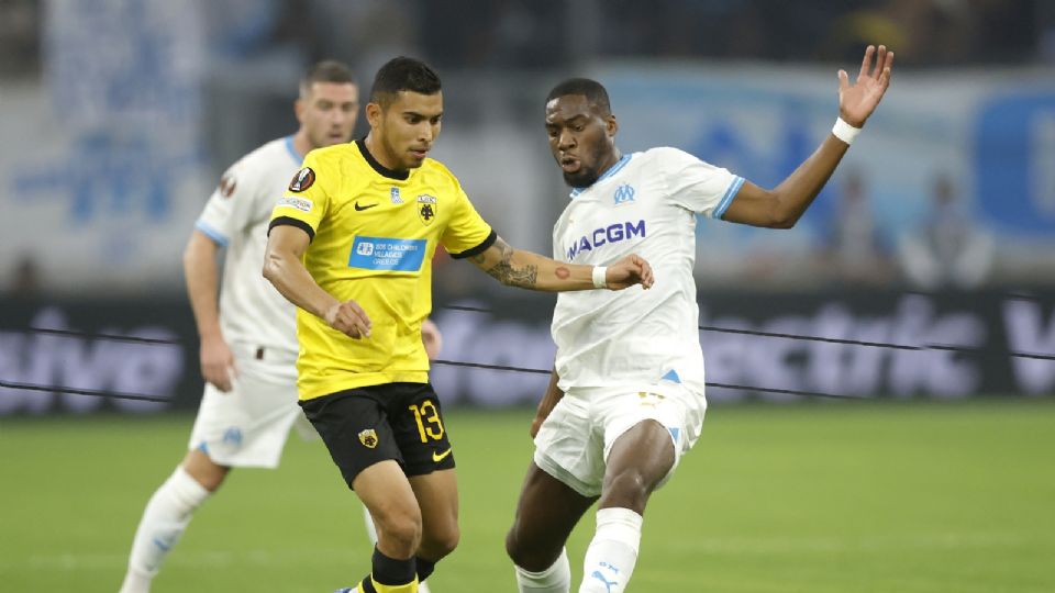 Orbelin Pineda disputa un balón en el duelo ante Marsella en la Europa League