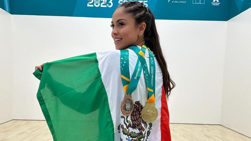 Paola Longoria festejando su primera medalla de Oro en Santiago 2023.