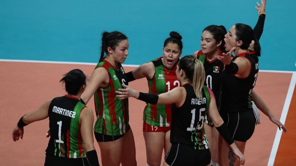 Jugadoras de México celebran ante Argentina hoy, en el partido por la medalla de bronce de voleibol femenino durante los Juegos Panamericanos 2023