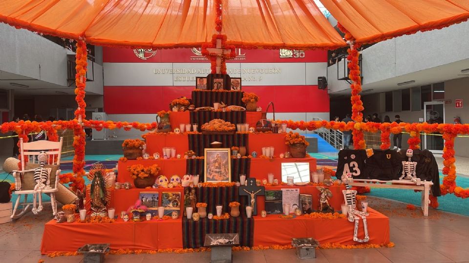 Preparatoria número 9 realiza altar de muertos para maestros