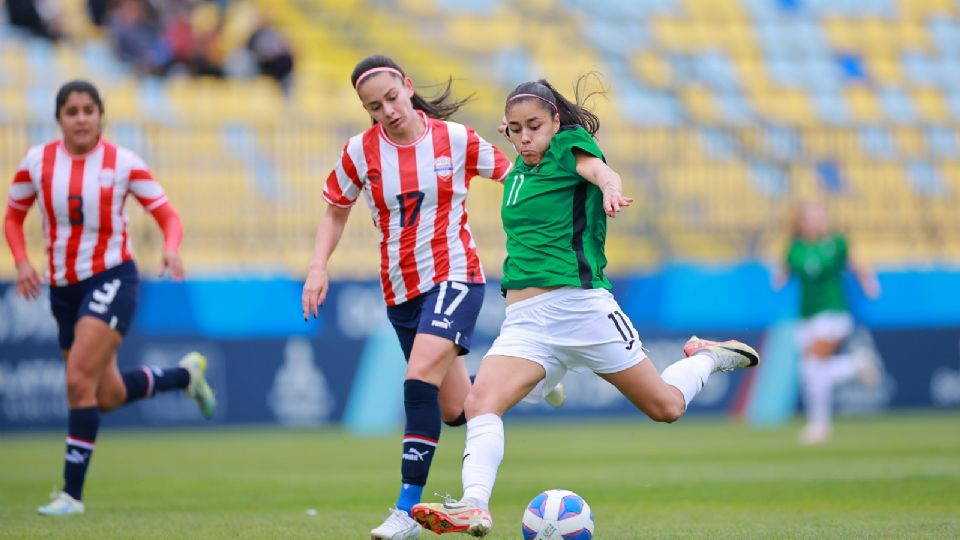 Lizbeth Ovalle disputando el balón ante Paraguay en los Juegos Panamericanos 2023.