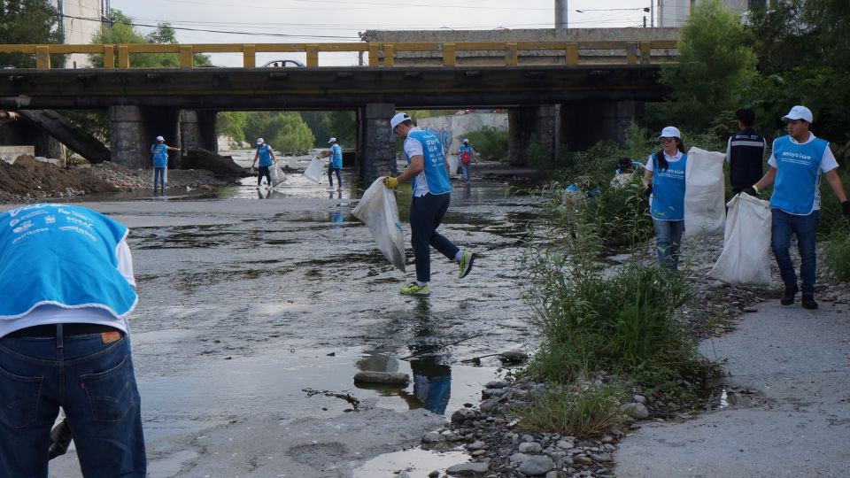 Voluntarios durante limpieza en el río La Silla.