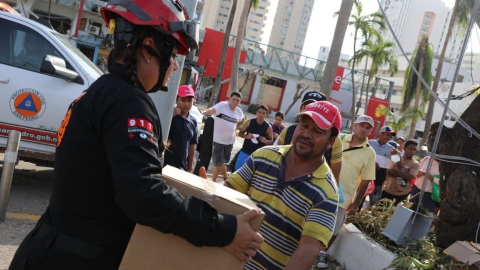 Entrega de vivires por parte de elementos de Protección Civil de Nuevo León.