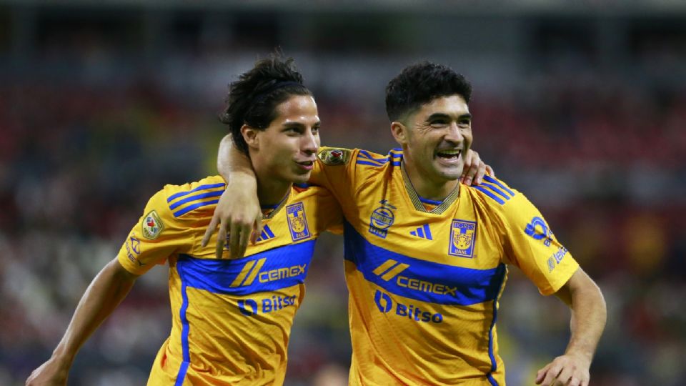 Diego Lainez y Nicolás Ibáñez celebran una de las anotaciones de Tigres ante Chivas