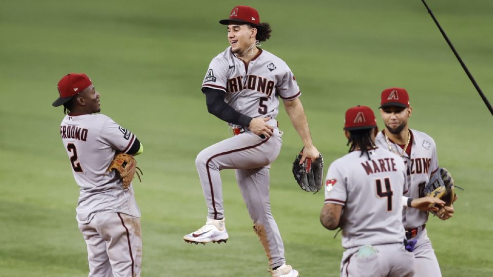 Arizona venció 9-1 a Texas Rangers para igualar la serie en el Clásico de Otoño.