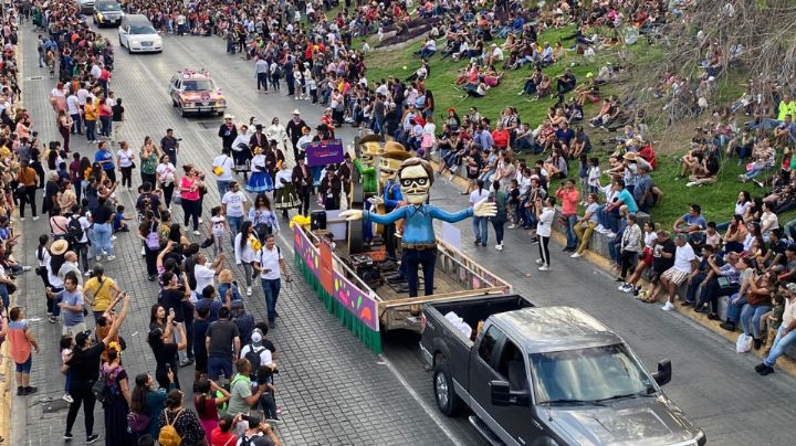 Catrinas invaden el centro de Monterrey con desfile 'Regios hasta los Tuétanos'