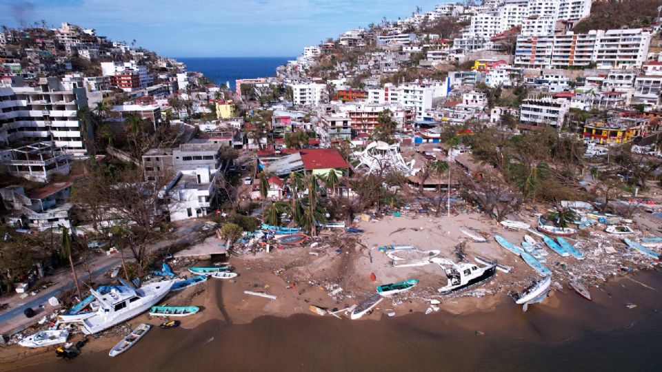 Fotografía aérea que muestra el club de yates de Playa Manzanillo tras el paso del huracán Otis hoy, en Acapulco