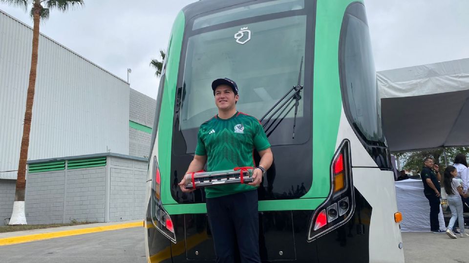 Presenta Samuel García tren eléctrico para Línea 5