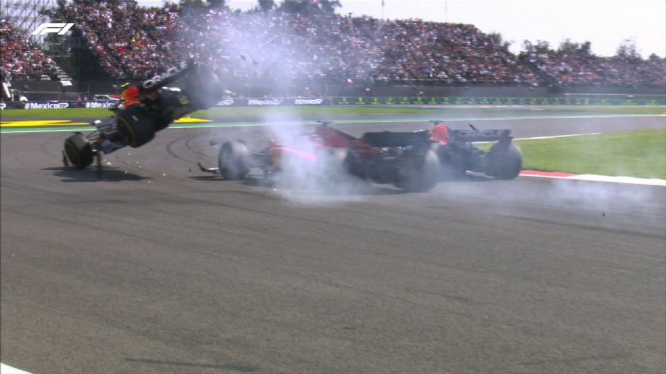 El momento del choque entre Checo y Leclerc