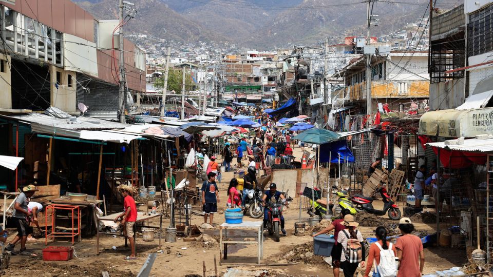 El Ejército mexicano ha tomado el control del balneario turístico de Acapulco y asume las labores de reparación y entrega de ayuda.