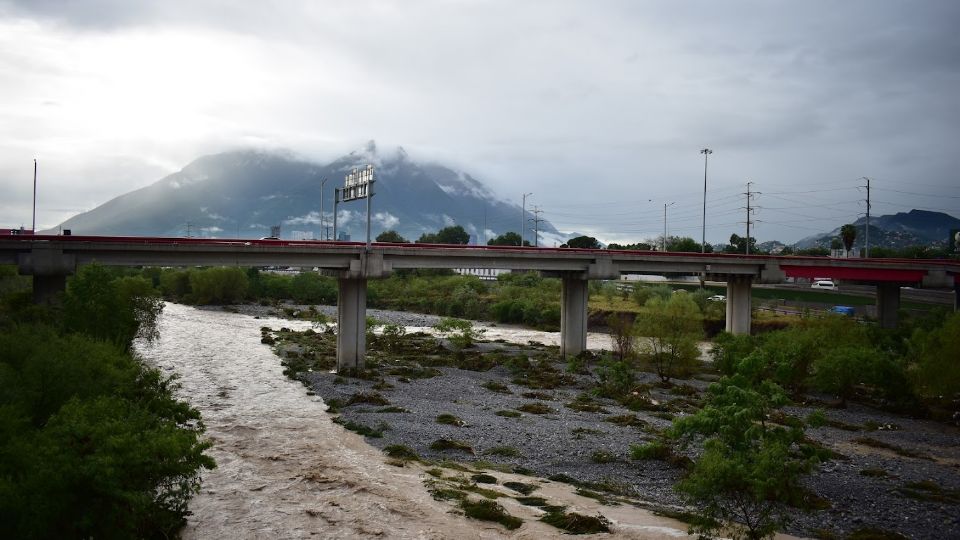 Lluvias dejan escurrimientos en el río Santa Catarina