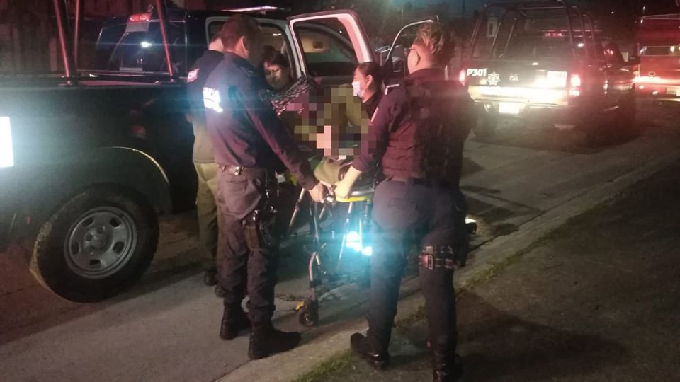 Policías de Guadalupe atendiendo el parto de una mujer.