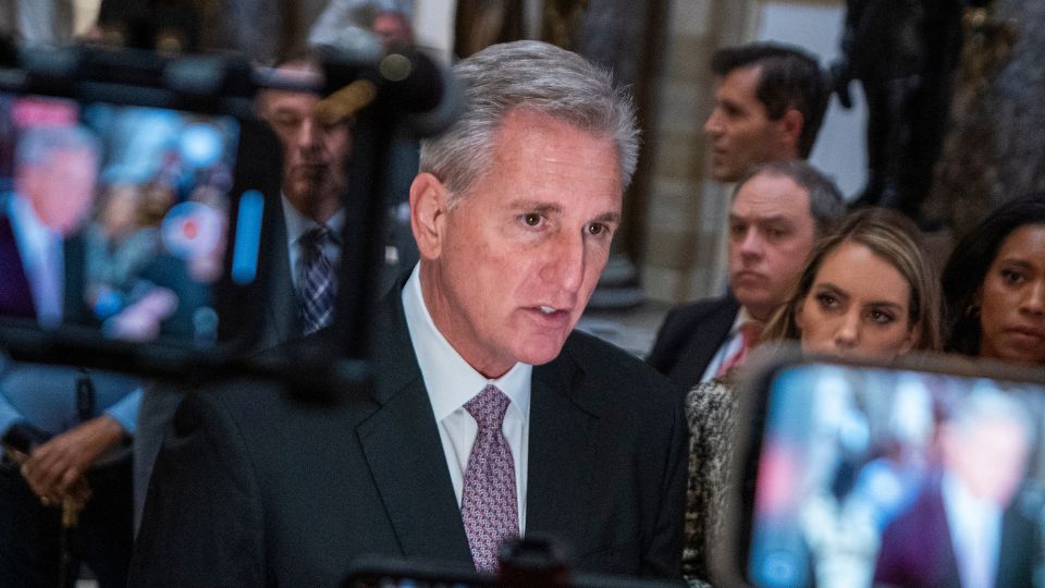 El Presidente de la Cámara, Kevin McCarthy, responde a una pregunta de los medios de comunicación mientras se dirige al piso de la Cámara en el Capitolio de los Estados Unidos en Washington, D.C., 2 de octubre.