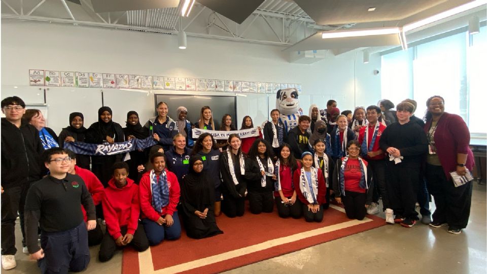 Karol Bernal, Carlee Giammona, Myra Delgadillo y Diana García visitaron la School Nuova Vita como parte de la conmemoración del mes de la herencia hispana en los Estados Unidos.