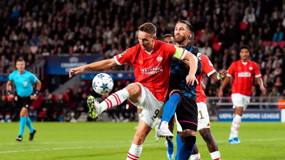 Luuk de Jong disputa un balón con Sergio Ramos durante el partido entre PSV y Sevilla