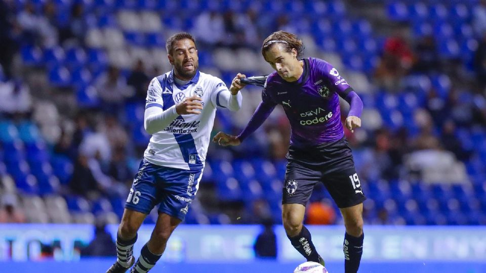 Jordi Cortizo disputa un balón en el partido entre Rayados y Puebla, en partido de la Jornada 11 del Apertura 2023