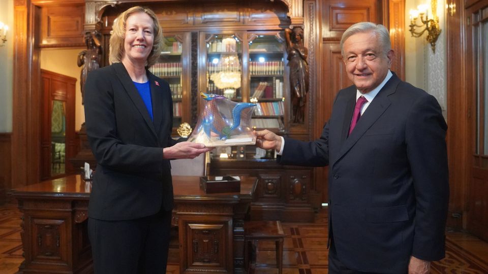 Andrés Manuel López Obrador junto a Meg O'Neill, CEO de la empresa Woodside Energy.