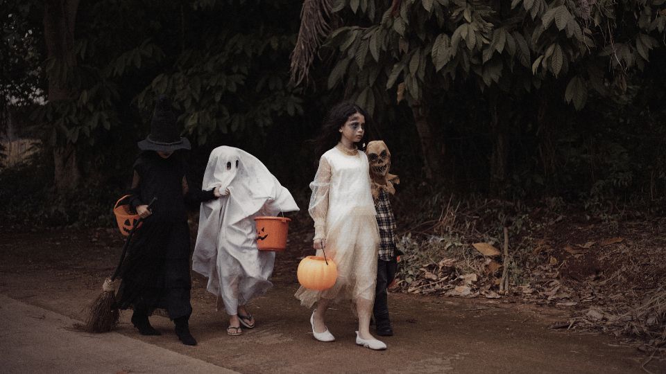 Niños piden dulces vestidos de fantasmas y otros personajes