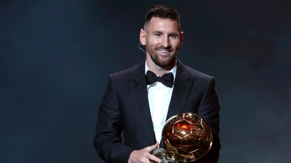 Lionel Messi con su octavo balón de Oro.