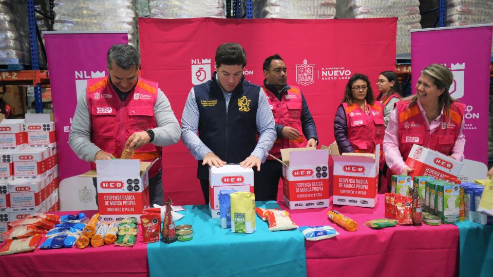 Samuel García y Martha Herrera empaquetando despensas para damnificados de Guerrero.