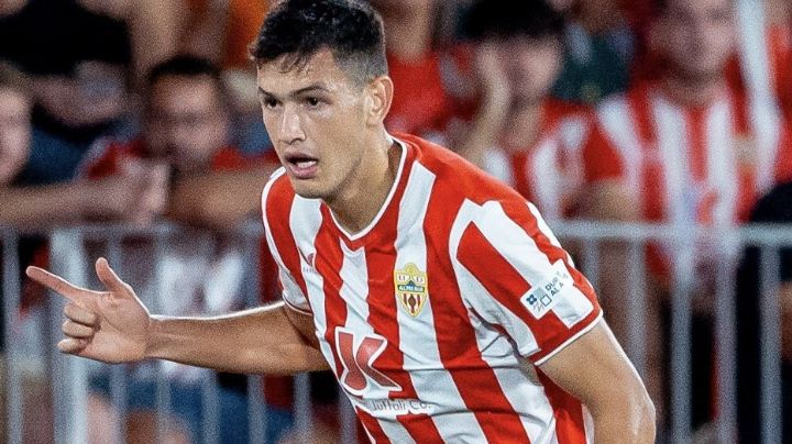 César Montes entra de cambio con Almería y lo expulsan en 6 minutos