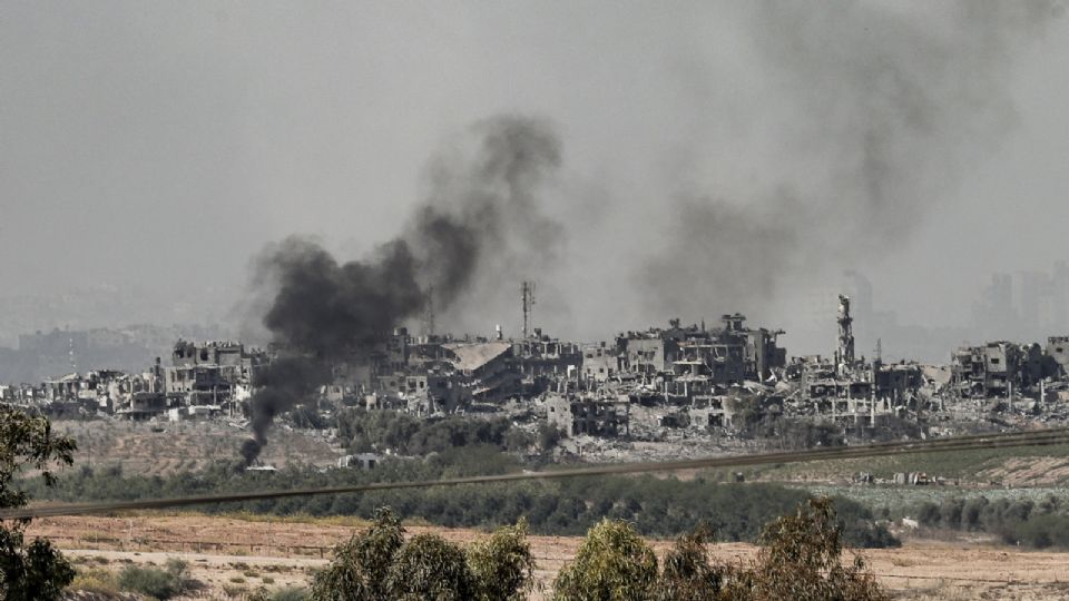 Zona norte de Gaza, la mas castigada por los bombardeos del ejercito israelí, vista desde la localidad de Sderot este martes