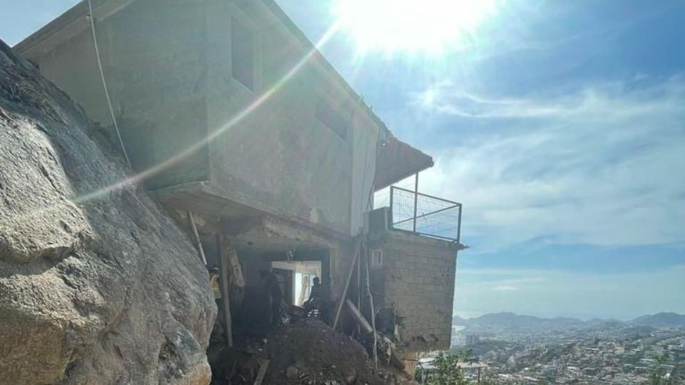 Casa en Acapulco, Guerrero quedó destruida luego de que enorme roca le cayera encima