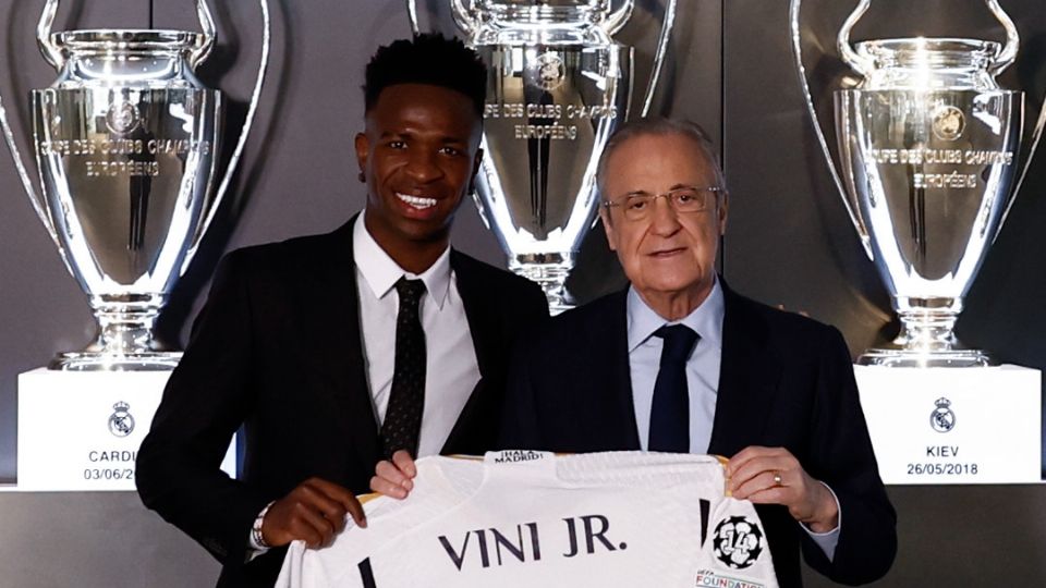 Vinicius junto a Florentino Pérez haciendo oficial la renovación del brasileño con el Real Madrid