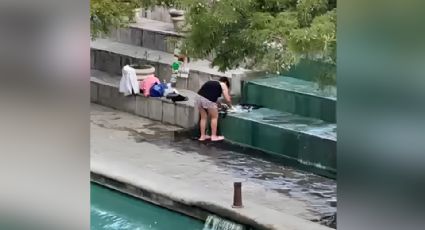 Captan a mujer lavando ropa en Paseo Santa Lucía