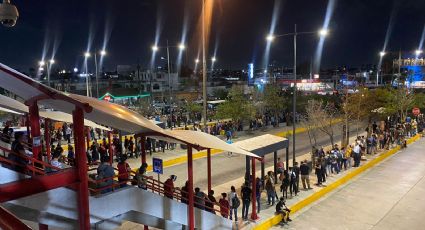 'Es un infierno', sufren en fila de hasta 2 horas para esperar camión en Guadalupe