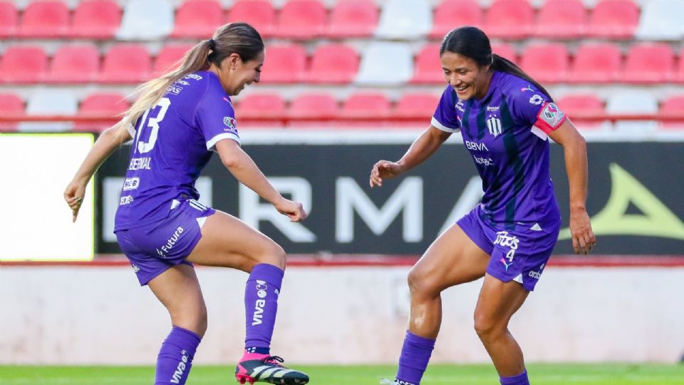 Karol Bernal y Rebeca Bernal festejan una anotación de Rayadas frente a Necaxa en partido de la Liga MX Femenil.