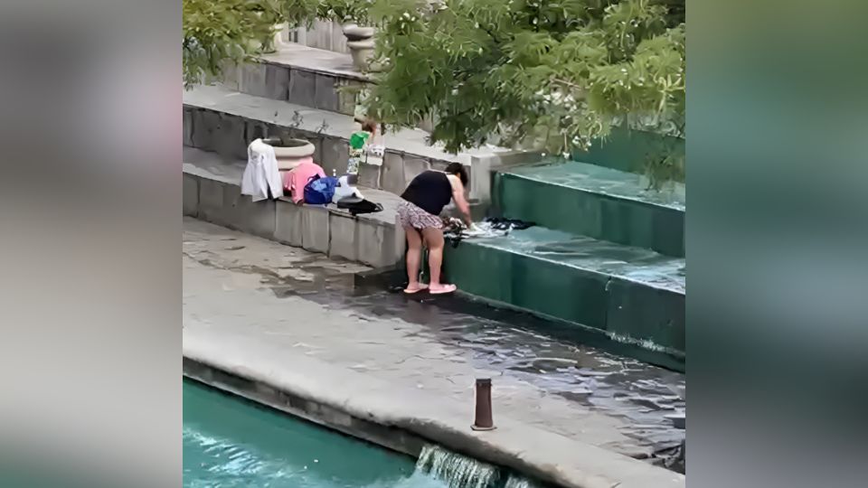 Mujer lava su ropa en el Paseo Santa Lucía