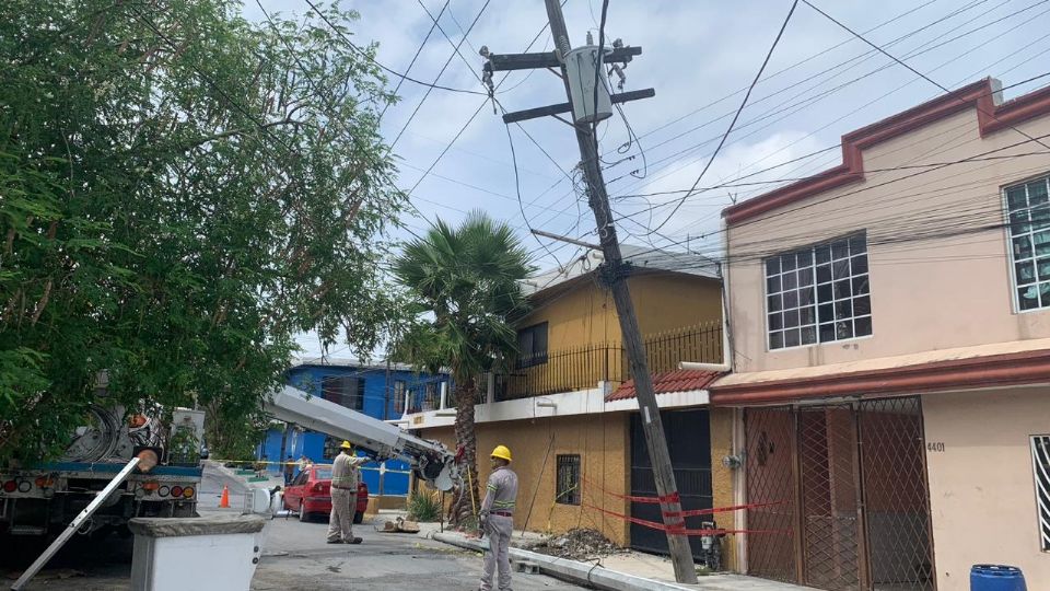 Poste de luz a punto de caer en Guadalupe