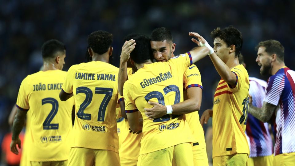 Ferran Torres celebra su anotación contra el Porto en la Champions League con sus compañeros