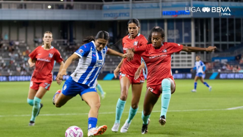 Rebeca Bernal disputa un balón contras las jugadoras del Kansas City Current