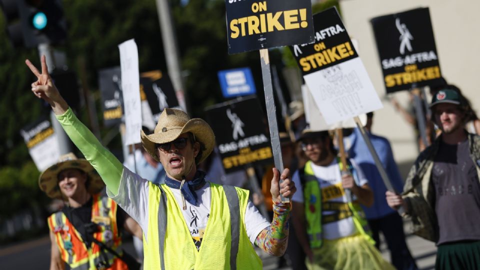 Los piqueteros se reúnen frente a los estudios de Paramount Pictures en Los Ángeles, California, EE.UU., el 3 de octubre de 2023.