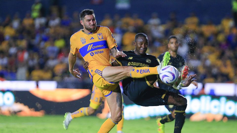 Andre-pierre Gignac en una acción de partido ante Toluca, en el que Tigres terminó empatando.