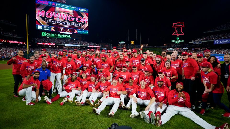 Los Philadelphia Phillies celebran la victoria y el pase a la Serie Divisional