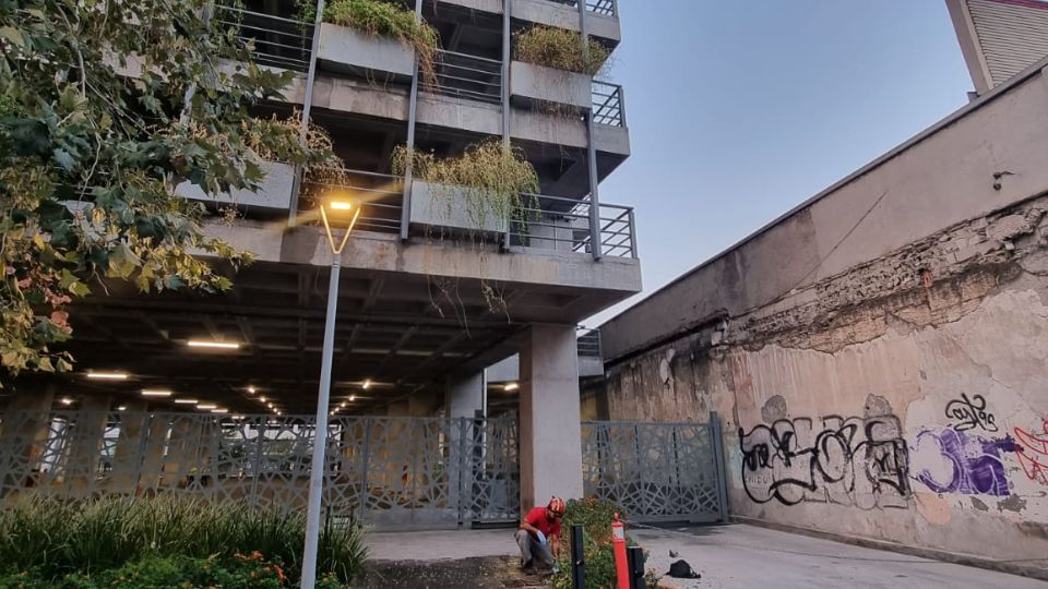 Cae hombre del sexto piso de edificio en Monterrey