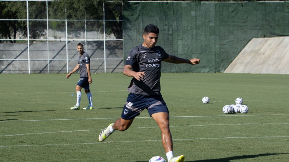 Víctor Guzmán durante un entrenamiento con Rayados en El Barrial