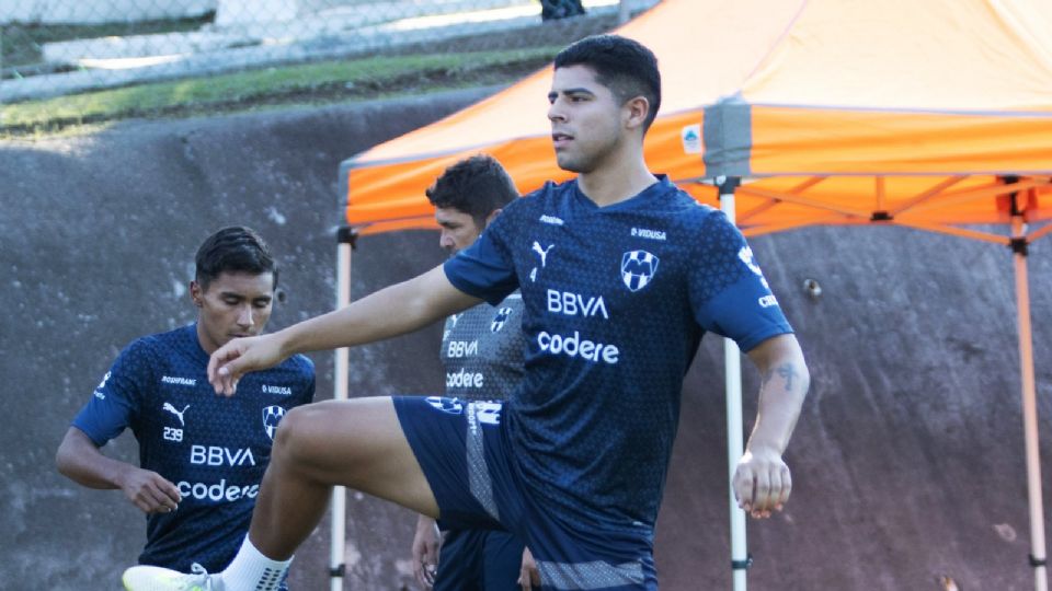 Víctor Guzmán durante un entrenamiento con Rayados