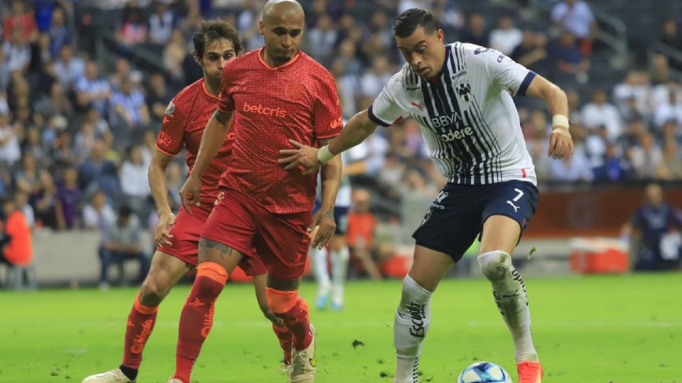 Luis Rodriguez y Rogelio Funes Mori durante el juego de la jornada 10 del Torneo Clausura 2023.