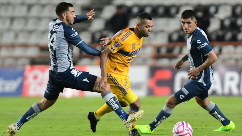 Luis Chávez y Víctor Guzmán disputan el balón con Rafael Carioca durante el juego de vuelta de los cuartos de final del Torneo Apertura 2022.