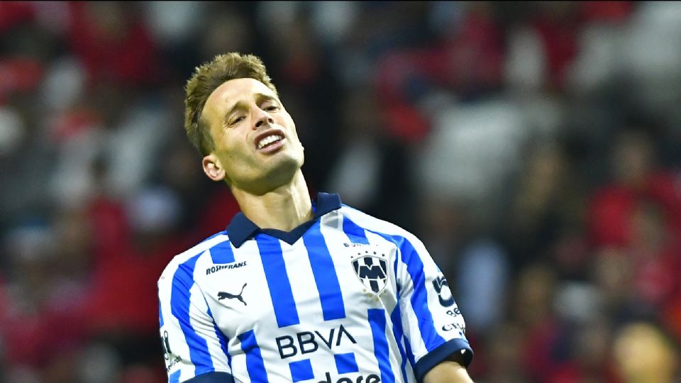 Sergio Canales, disputando un partido con los Rayados