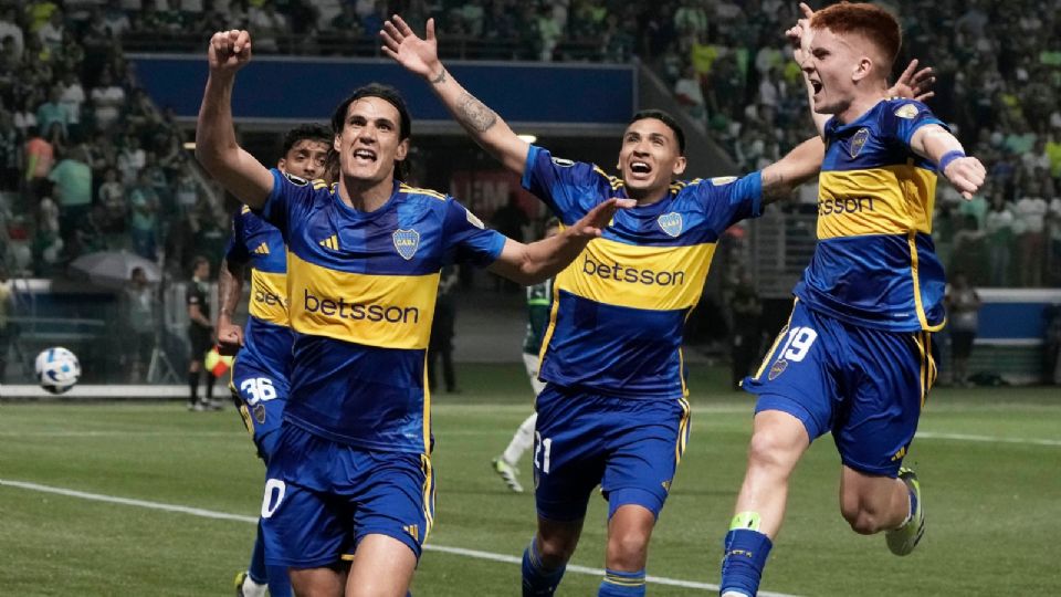 Jugadores de Boca celebrando el gol de Edinson Cavani en el juego ante Palmeiras.