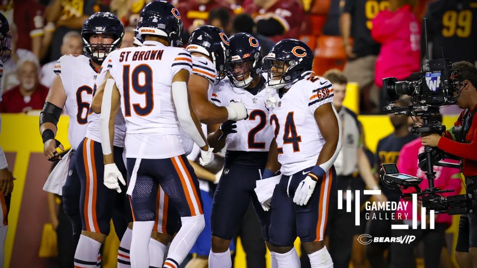 Jugadores de los Chicago Bears festejando un touchdown ante los Commanders.