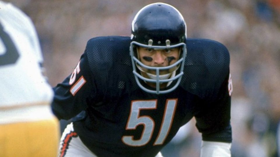 Dick Butkus jugando en la NFL.