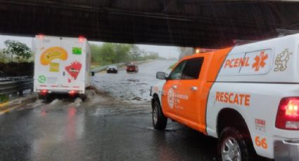 Lluvias en Monterrey provocaron inundaciones, vehículos varados y postes caídos 