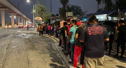 Sufren 'filas infernales' para esperar camión en Sendero