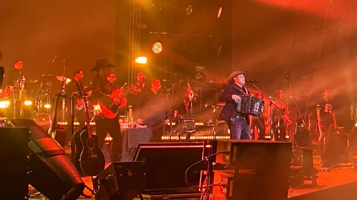 Alfredo Olivas celebra su cumpleaños junto a regios en la Arena Monterrey